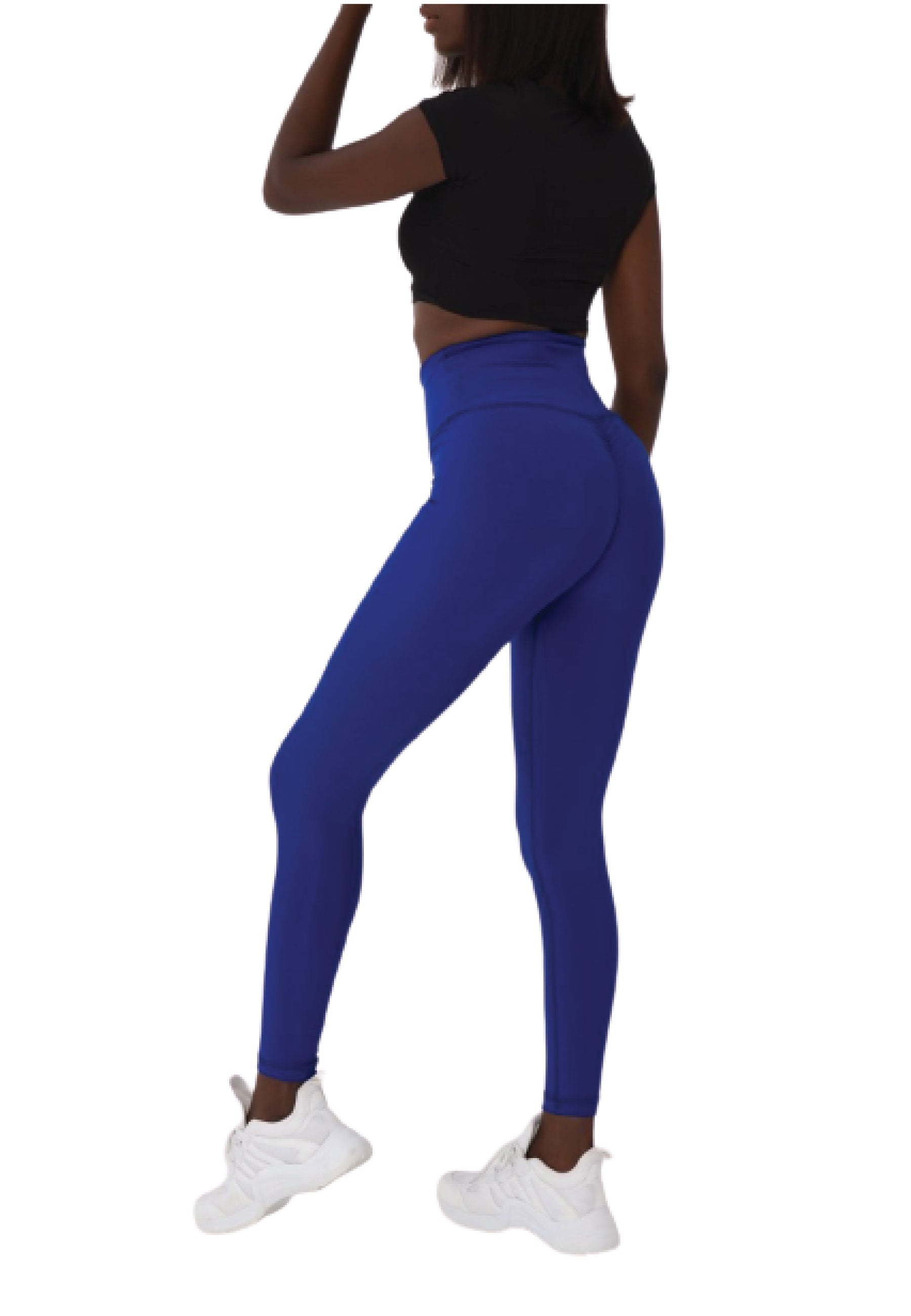 Person in 738 Scrunch Butt Leggings von Lismina trägt schwarzes Top und weiße Sneakers, zeigt Spezialnähte am Po.